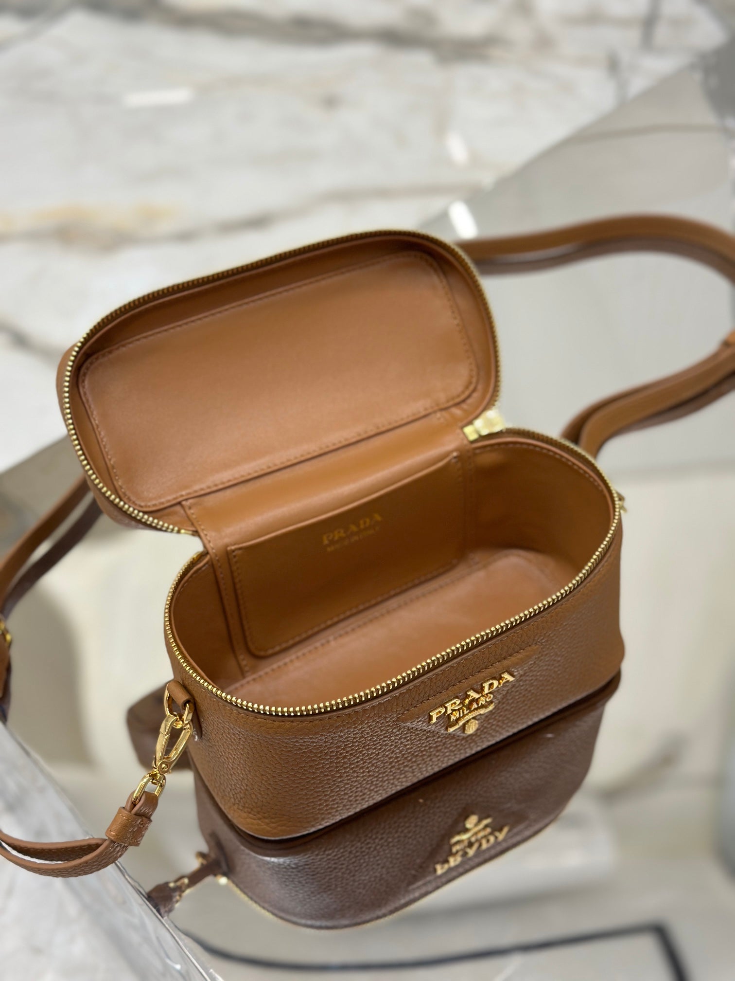 Vanity CASE 18 IN Russet Marrone Grained Pelle di vitello Finiture dorate
