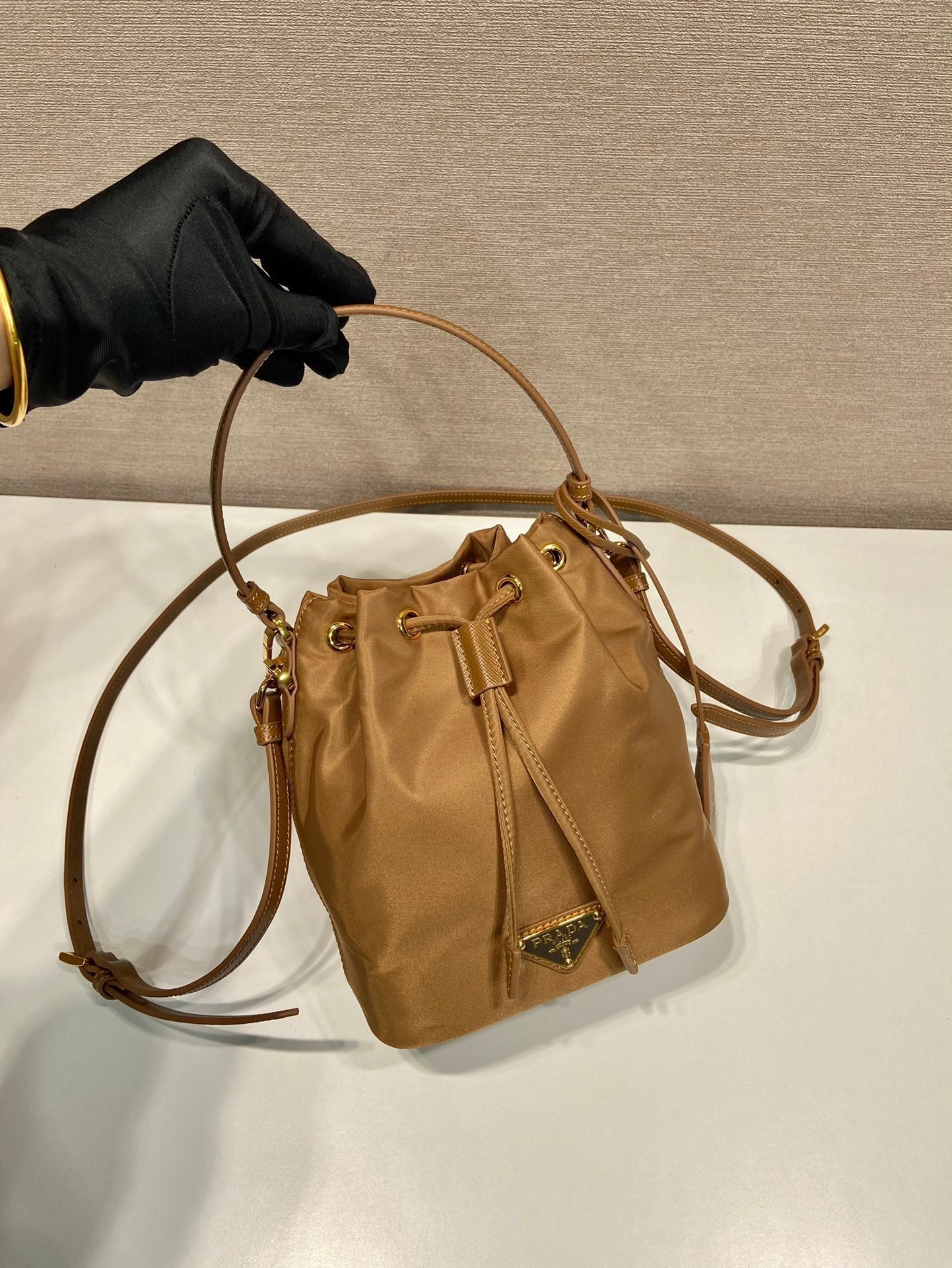 BUCKET BAG 19 IN RUSSET Marrone RE-NYLON AND Pelle di vitello HANDLE