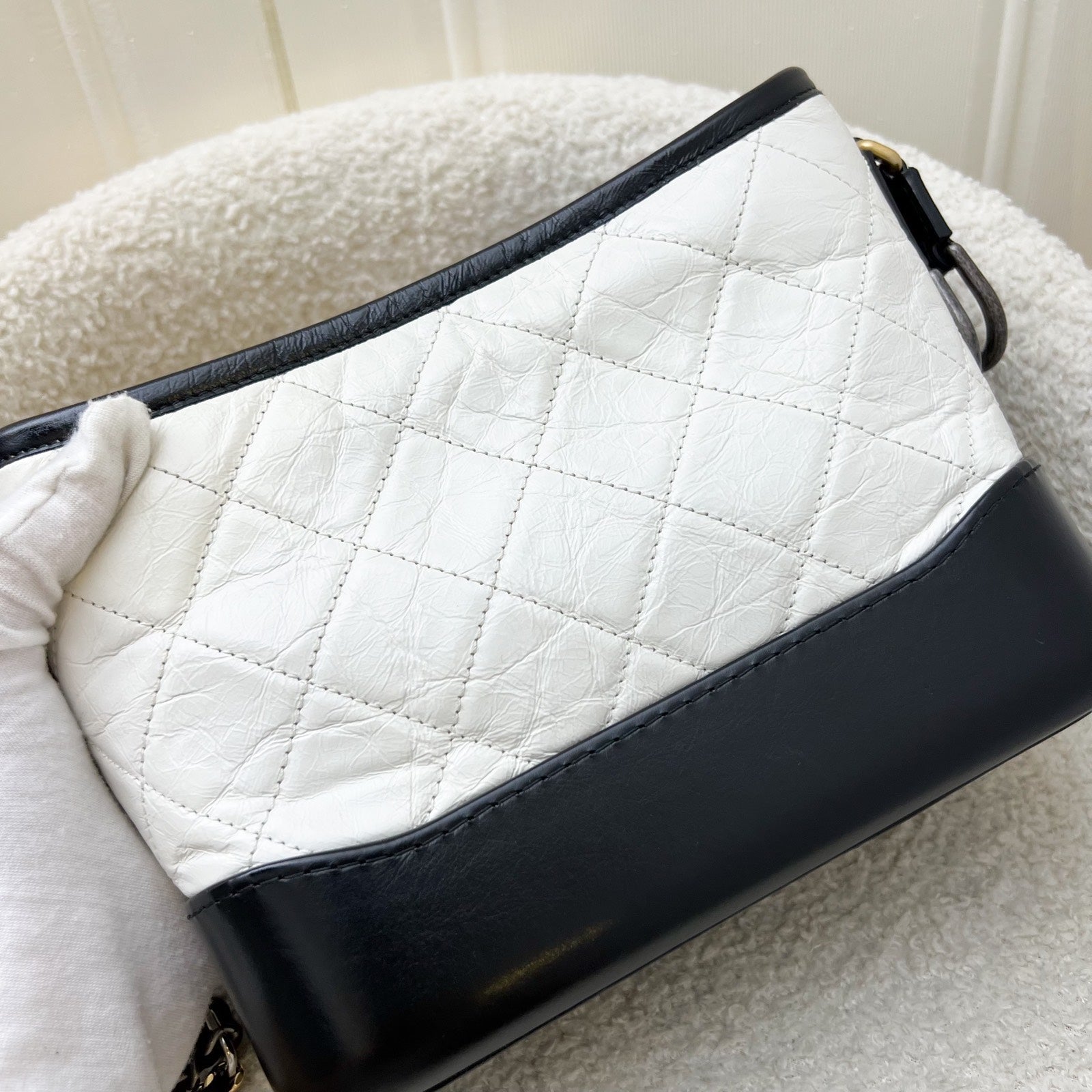 Chanel Small Gabrielle Hobo in Bianco Distressed Vitello, Nero Base and 3 Tone HW Borsa a tracolla