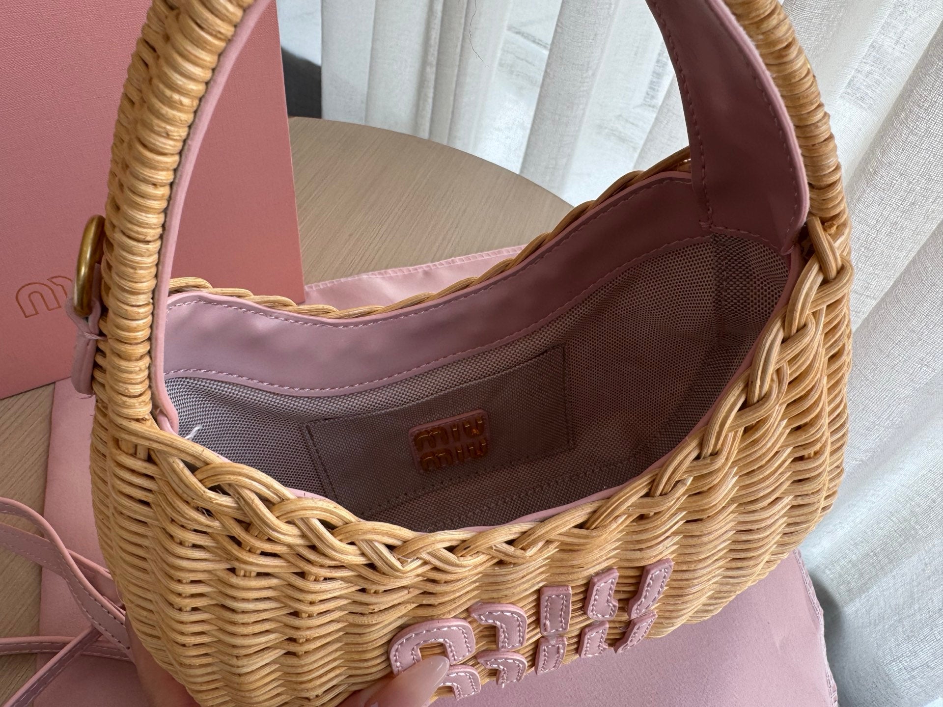 Wander Wicker HOBO BAG 20 IN Marrone Handwoven con Rosa Pelle di vitello LOGO