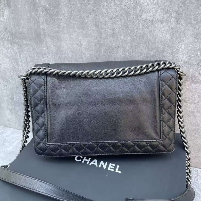 Chanel Borsa Boy Flap in pelle caviale nera media con tracolla a catena