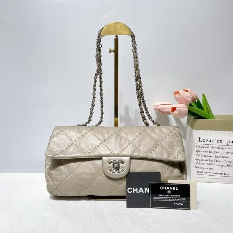 Chanel Shoulder Bag beige – front view